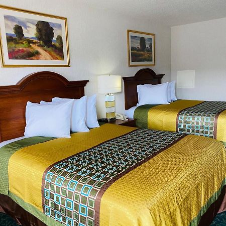Harrisonville Inn & Suites Экстерьер фото