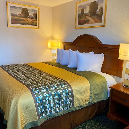 Harrisonville Inn & Suites Экстерьер фото