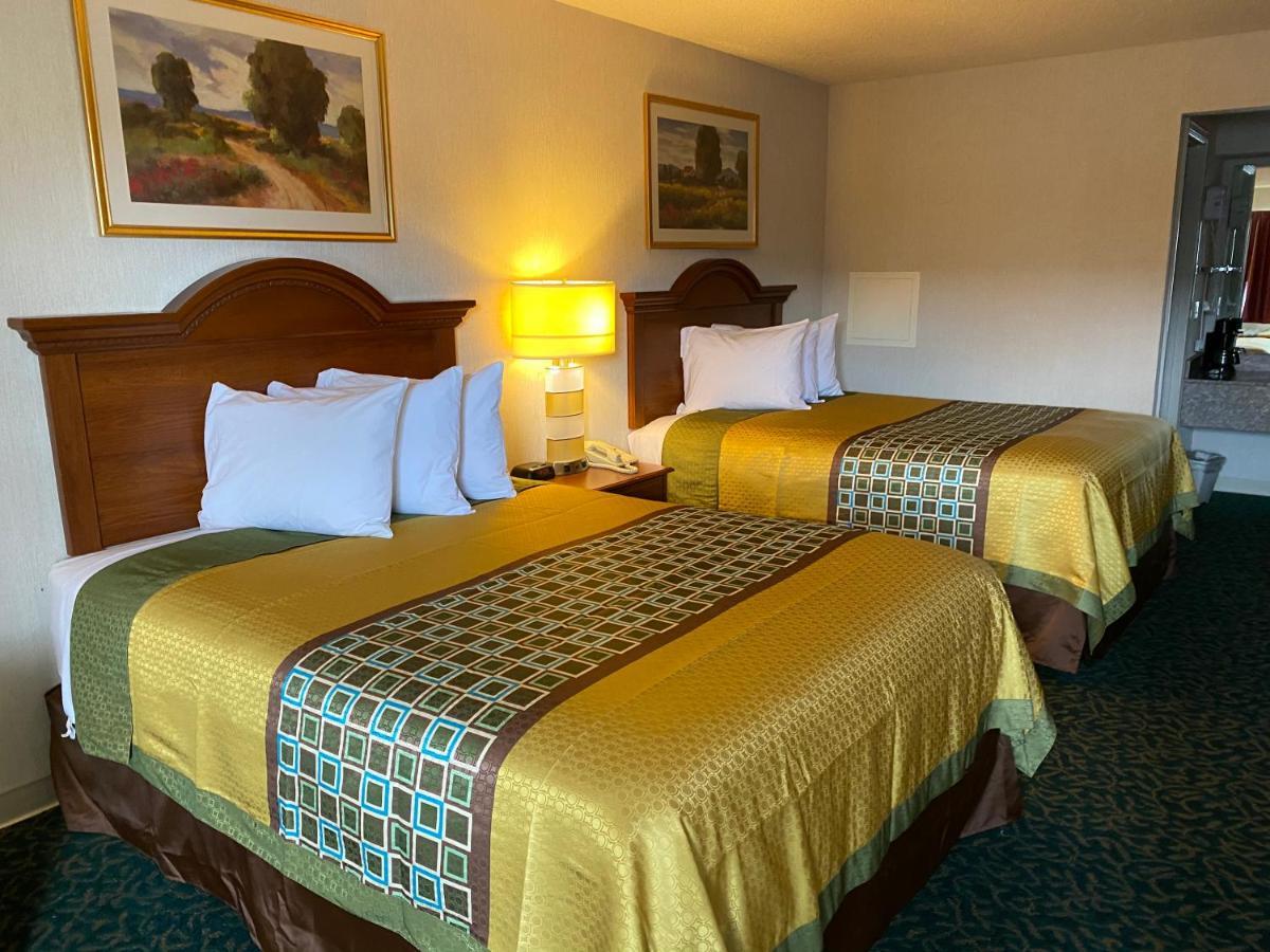 Harrisonville Inn & Suites Экстерьер фото