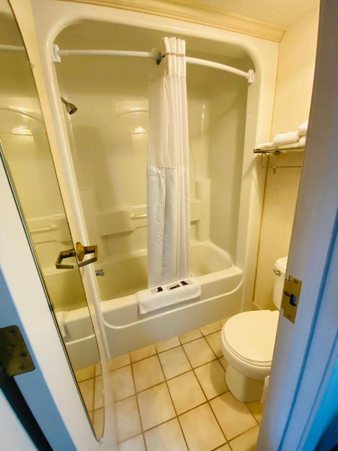 Harrisonville Inn & Suites Экстерьер фото
