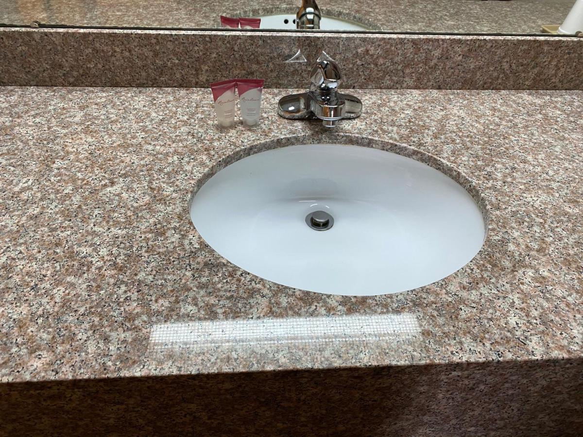 Harrisonville Inn & Suites Экстерьер фото