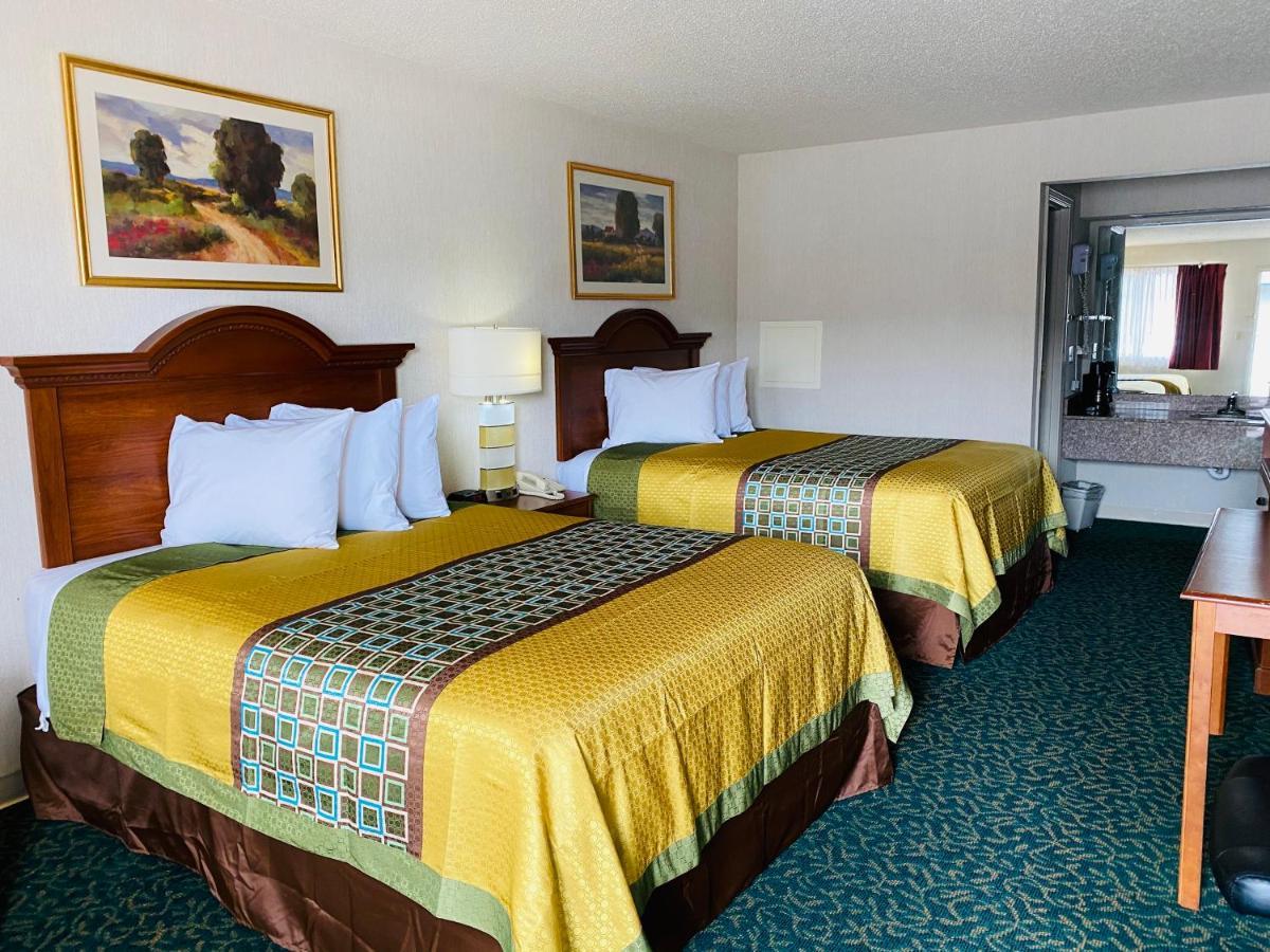 Harrisonville Inn & Suites Экстерьер фото