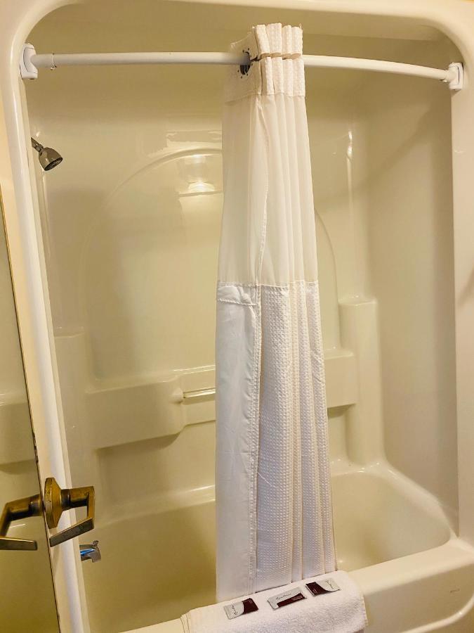 Harrisonville Inn & Suites Экстерьер фото