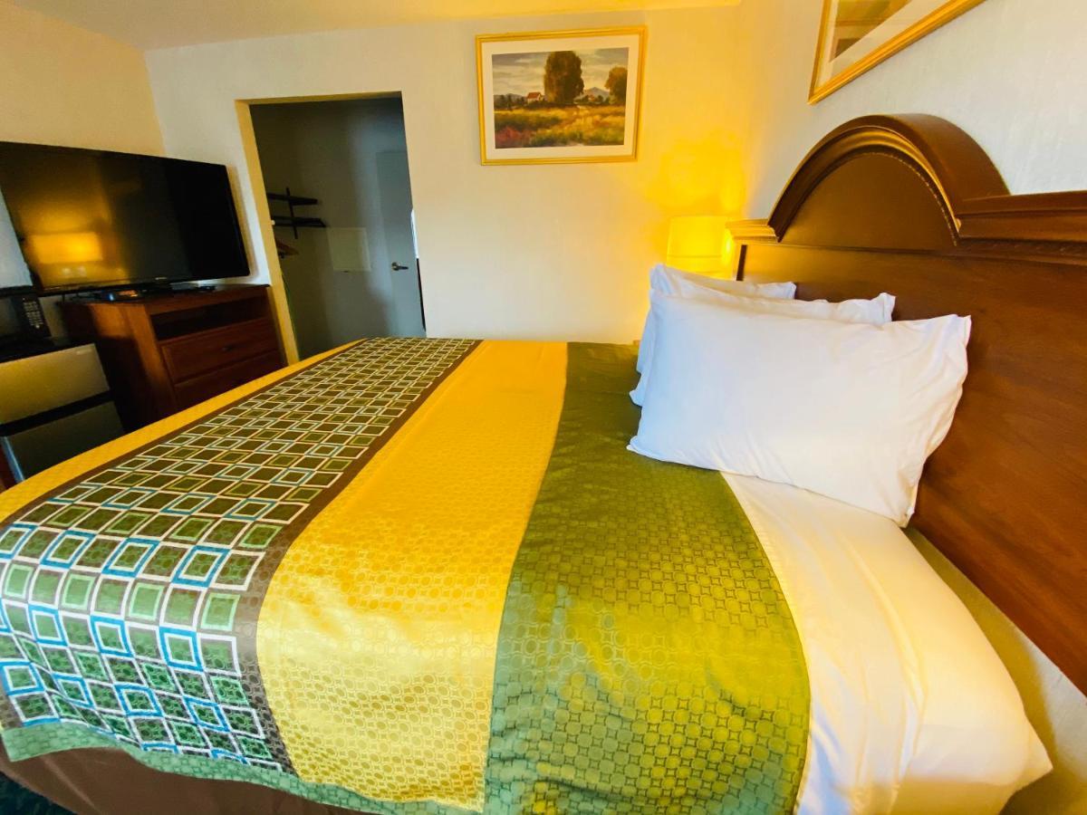 Harrisonville Inn & Suites Экстерьер фото