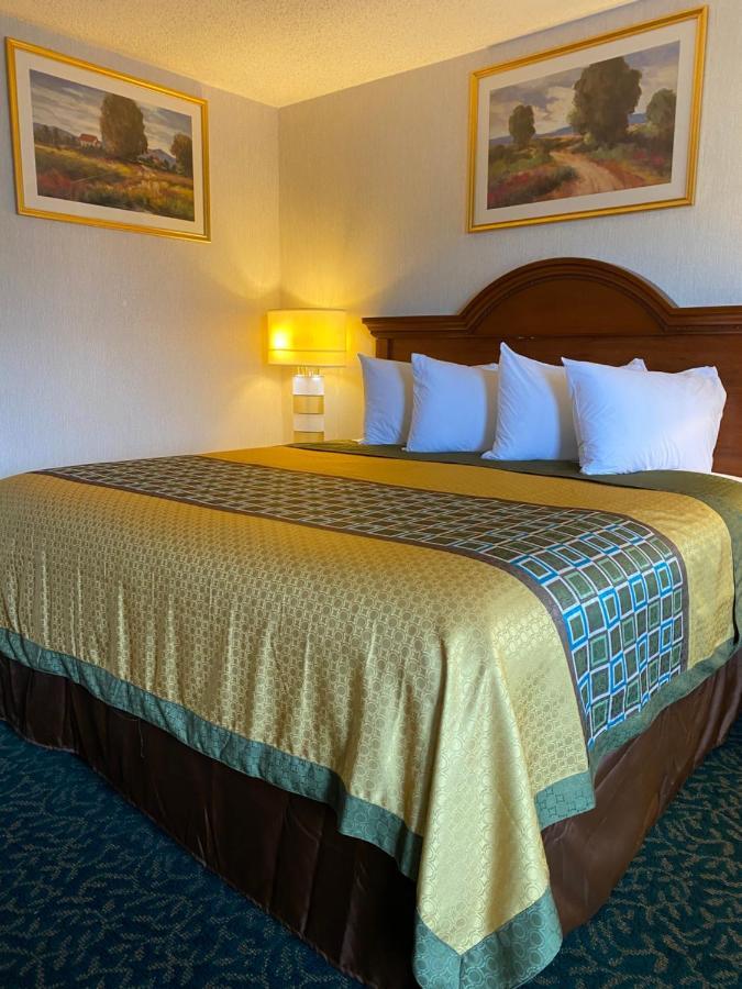 Harrisonville Inn & Suites Экстерьер фото