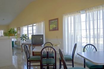 Harrisonville Inn & Suites Интерьер фото