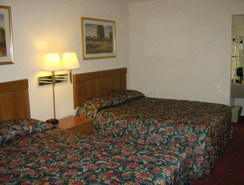 Harrisonville Inn & Suites Экстерьер фото